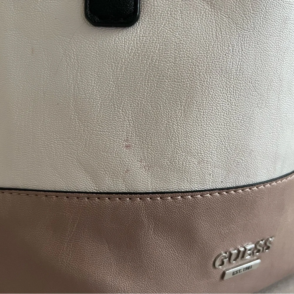 GUESS DOHENY COLOR-BLOCKED SATCHEL HANDBAG